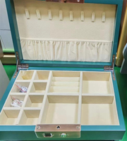 Boîte-cadeau personnalisée en bois de cèdre, teck, camphre, bois de rose, Bracelet, collier, emballage en cuir de porc