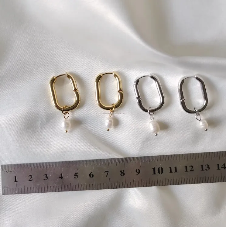 Pendientes de aro de perlas de agua dulce de oro de 18K al por mayor de fábrica, joyería de aro de perlas con estilo pulido alto de acero inoxidable