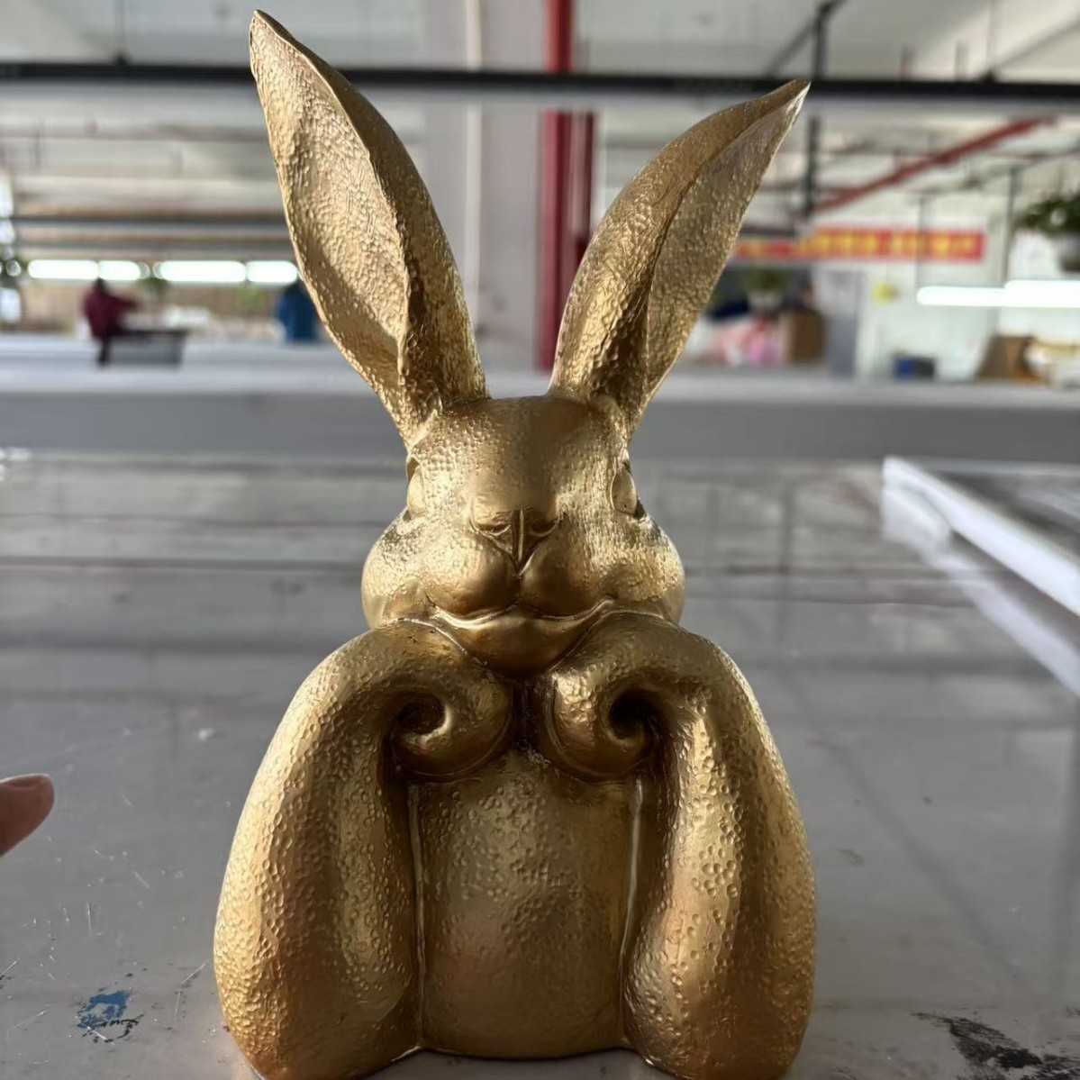 Statue de lapin vintage en résine dorée