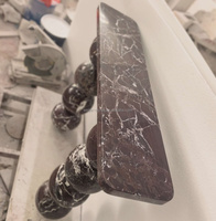 Console en marbre naturel Rosso Levanto avec pieds sphériques superposés, meuble sculptural pour villa, hôtel, hall d'entrée, couloir