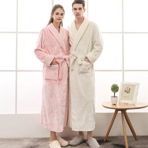 <span class=keywords><strong>Bata</strong></span> <span class=keywords><strong>de</strong></span> Baño Personalizada a la Moda para Parejas <span class=keywords><strong>Pijama</strong></span> 100% Poliéster Franela Ropa <span class=keywords><strong>de</strong></span> Dormir para Hombre Batas <span class=keywords><strong>de</strong></span> Baño para <span class=keywords><strong>Mujer</strong></span> con Cuello Chal y Logo - Product Image 5