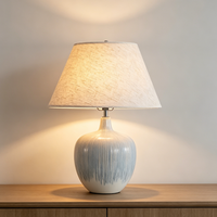 Lampe de table de style hôtel de luxe, finition céramique brillante avec abat-jour en lin beige pour chevet de lit king size