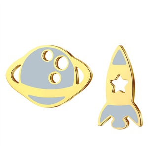 Pendientes de acero inoxidable con diseño de nave espacial chapados en oro al por mayor, aretes de esmalte de dibujos animados - Product Image 1