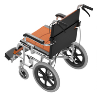 Nouvelle conception de fauteuil roulant manuel pliable avec cadre en acier carbone et frein à main, pneus non gonflables de 16 pouces pour la récupération des patients adultes