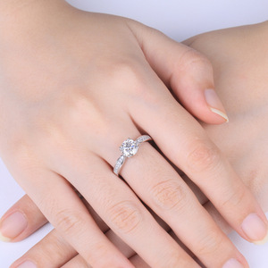 Cincin Tunangan Moissanite Grosir Perhiasan Alibaba Perak S925 Berlian VVS 1CT Batu Permata Dengan Sertifikat R.GEM. - Product Image 3