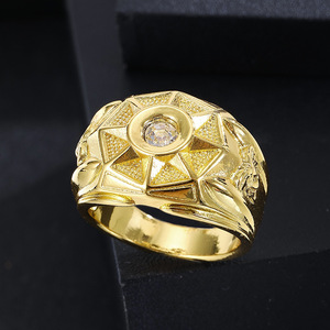 Anello da Uomo Elegante in Tono Oro con Zirconi, Gioiello da Dito alla Moda - Product Image 5