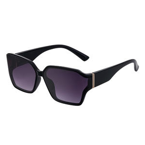 Gafas de sol con montura cuadrada de estilo europeo para mujer, protección UV400, lentes de PC negras, gafas de sol de clase 2, C1, negro brillante, doble gris - Product Image 1