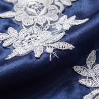 Robe longue en satin bleu marine MAG à manches longues avec broderie florale blanche, ceinture élégante, modeste, formelle, pour soirée, sur mesure OEM/ODM