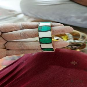 Bracelets classiques pour femmes en conifère sur mesure, imitation perle, design floral - Élégant, minimaliste, à porter pour les fêtes, pour usage personnel - Product Image 1