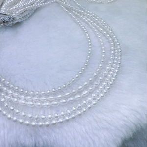 Collier de perles d'eau douce blanches naturelles de 4-5 mm, petite taille, style baroque, cercle presque parfait avec de légères imperfections, forte luminosité - Product Image 4