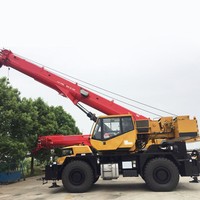 Grue tout-terrain tendance SRC1100T 110T 56m pour le levage de modules de plateformes offshore et les travaux de maintenance de raffineries