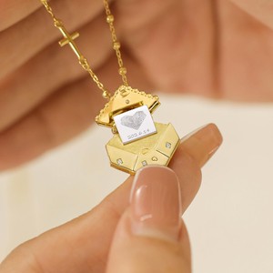 Collar MECYLIFE Personalizable de Acero Inoxidable con Colgante de Sobre Cuadrado, <span class=keywords><strong>Letras</strong></span> Inglesas, Corazón, Huellas de Ángel y Alas de Ángel Chapadas en Oro - Product Image 1