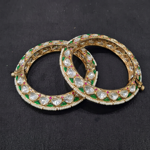 กำไลข้อมือแบบเปิด 11414Kundan ชุบทองเหลืองประดับด้วยหิน Kundan ดีไซน์สวยงามสำหรับผู้หญิง เหมาะสำหรับงานแต่งงาน - Product Image 1