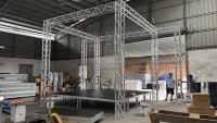 Scène en aluminium de 4 pieds sur 8 pieds, installation rapide, plateforme de scène en aluminium idéale pour les concerts, les mariages, les expositions, les stands de DJ et les événements.