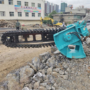 Компактный погрузчик с заносным поворотом, оснащенный траншеекопателем, может эффективно копать траншеи даже в узких пространствах. - Product Image 6