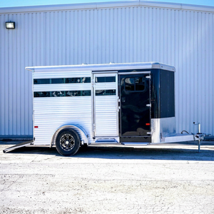Remolque de aluminio para ganado con puerta lateral y ventanas de ventilación para uso en exteriores, para vacas, ovejas, cerdos, suministro directo de fábrica. - Product Image 1