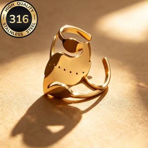 Anillo de hoja tridimensional europeo y americano, de acero inoxidable 316, chapado en oro al vacío, ajustable, decorativo para mujer. - Product Image 3