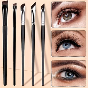 Ensemble de 7 pinceaux de maquillage professionnels à poils synthétiques, incluant un pinceau à lame, un pinceau plat, un pinceau coudé, des outils pour sourcils et eyeliner - Product Image 2