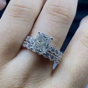 Anello da Donna F860 in Oro Bianco con Diamante Taglio Principessa Colore D Naturale Anello di Fidanzamento con Diamanti Laterali - Product Image 6