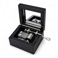 Handkurbel-Spieluhren mit Yunsheng-Uhrwerk, Spiegel, Schwarz-Rot, individuelle Gravur, Kurbelbetrieb, hölzerne Geschenkboxen, OEM-Großhandel 18