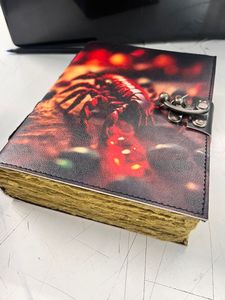 Agenda en cuir avec impression de scorpion rouge, couverture rigide, impression UV, reliure cousue, 120 feuilles, 240 pages - Product Image 3