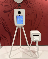 Photomaton vintage en chêne avec écran tactile pour événements et célébrations