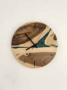 Horloge murale rustique en résine et en bois avec des éléments en bois naturel, des détails faits à la main et un style moderne élégant - Product Image 3