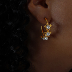 Boucles d'oreilles fleur imitation perle boucles d'oreilles filles personnalisées plaqué or - Product Image 3