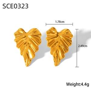 Orecchini a Foglia Piegati in Acciaio Inossidabile Placcato Oro 18k, Lussuosi e di Tendenza, Ispirati alla Natura - Product Image 5