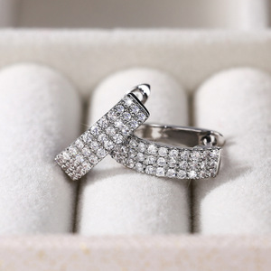 Orecchini a polsino a forma di U con cristalli pavé per donna, accessori moda minimalisti per tutti i giorni e feste - Product Image 2