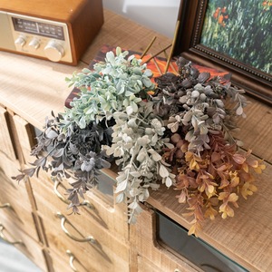 Bouquet de fleurs artificielles CallaFloral gris et brun foncé en plastique, branche unique, décoration d'intérieur CL11003 - Product Image 1