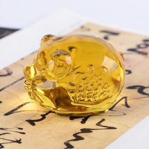 Qipao — <span class=keywords><strong>cochon</strong></span> en verre cristal de petite taille, ornement feng shui de couleur or, décoration de chambre à coucher, artisanat en cristal, cadeaux d'anniversaire pour enfants - Product Image 2