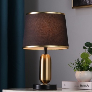 Lampe de table LED rétro moderne avec corps en cuivre et alimentation par batterie pour salon familial, chambre à coucher, bureau, villas et hôtels - Product Image 6