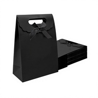 Sac fourre-tout en papier kraft noir mat à bords ondulés avec nœud en polyester délicat ; Cadeaux d'affaires personnalisables pour remercier les clients