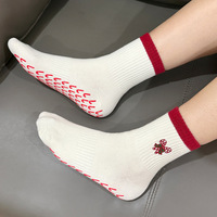 Chaussettes de yoga brodées de Noël, antidérapantes, avec grip pour bonbons, pour Pilates