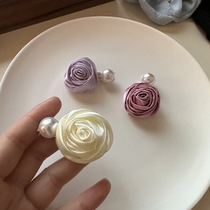 Pince à cheveux latérale en forme de rose, en fil Eugen avec fleur de perles, pour franges et mèches rebelles, accessoire de coiffure élégant - Product Image 3