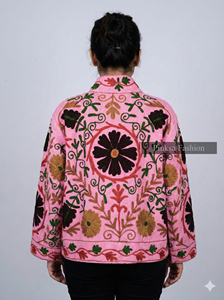 Chaqueta Suzani de Terciopelo de Algodón Hecha a Mano |   Abrigo de Invierno Estilo Bohemio para Mujer |   Textil Indio Ecológico Bordado a Mano - Product Image 4
