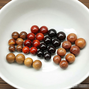 Ballon de massage portable en bois de santal pour la main, pour le fitness et le jeu - Product Image 1