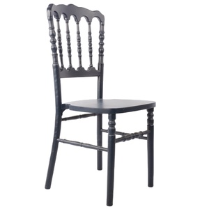 Silla de Comedor Apilable Estilo Napoleón, Negra, de Madera - Product Image 1