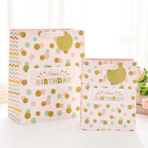 Bolsa de regalo de cumpleaños, bolsa de compras premium para tiendas, lujosa con relieve dorado y logotipo personalizable, con asa de seda, en stock. - Product Image 4