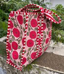 Sac fourre-tout matelassé en coton durable avec motifs traditionnels imprimés au bloc, idéal pour les voyages et le shopping - Product Image 4