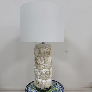 Lampe de table de chevet moderne à fleurs avec abat-jour en forme de cloche, base en coquillage, corps en résine Rosa Rugosa pour le salon ou la chambre à coucher - Product Image 2