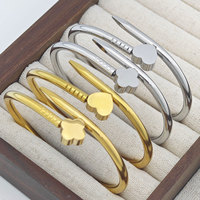 Bracelet clou en acier inoxydable motif cœur trèfle à quatre feuilles classique pour femme, marque C, tendance, polyvalent, résistant à la décoloration, best-seller