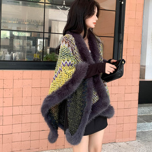 Châle/Cape tricotée pour femme de style ethnique avec bordure en fausse fourrure, cape/écharpe d'hiver multicolore en fausse fourrure, vente en gros - Product Image 4