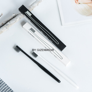 Cepillo de dientes de viaje Gizenmsur, cerdas suaves, negro y blanco, portátil, desechable, para uso de parejas adultas - Product Image 1