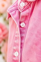 Robe Courte Femme Romantique et Mignonne d'Été en Jean Rose Délavé, Longueur Genou, Plissée sur le Devant, avec Logo, Manches Courtes Bouffantes et Boutonnée