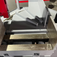 Scie à ruban de précision à rotation avec mâchoires monobloc en fonte pour découpe de métaux, avec brosse métallique de nettoyage et moteur 4,0 kW