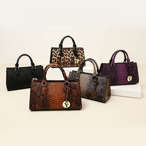 अनुकूलित लोगो हैंडबैग, वास्तविक लिगटर से बने कस्टम लोगो हैंडबैग उत्पाद कैटलॉग देखने के लिए हमसे संपर्क करते हैं। - Product Image 6