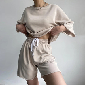 Conjunto de Top y Shorts para Mujer de Marca Privada, Cuello Redondo, Manga Corta, Corte Holgado, Estilo Casual Urbano, Logotipo por Transferencia Térmica, Poliéster - Product Image 3