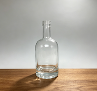 Botella de Vidrio Transparente de 375ml/700ml/750ml con Cuello Delgado y Acabado Roscado para Licores y Brandy; Compatible con Tapas de Aluminio y Corchos